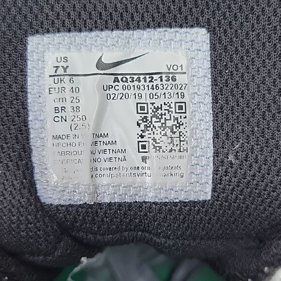 Nike. Kyrie Flytrap Basketball Shoes. Youth size 7. - Picture 7 of 10